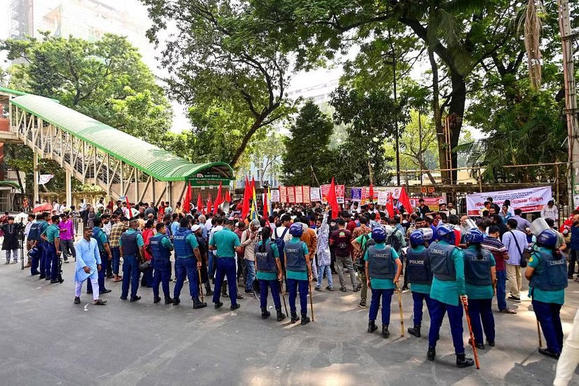 C&ocirc;ng nh&acirc;n dệt may biểu t&igrave;nh tại Dhaka, Bangladesh ng&agrave;y 10/11. Ảnh: AFP