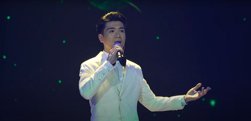 Xuất hiện tr&ecirc;n s&acirc;n khấu trong trang phục lịch l&atilde;m, Ph&oacute; Chủ tịch HĐQT SHB Đỗ Quang Vinh đ&atilde; chinh phục người xem bởi h&igrave;nh ảnh điển trai c&ugrave;ng giọng h&aacute;t nồng ấm.