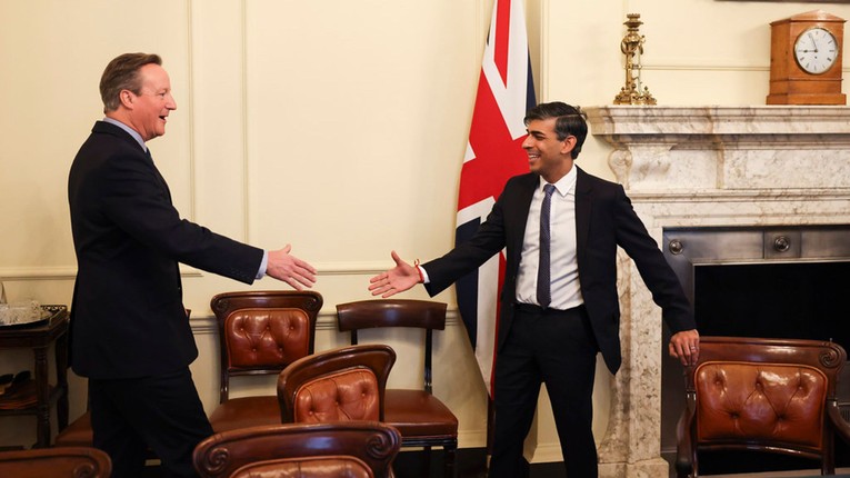 &Ocirc;ng David Cameron (tr&aacute;i) bắt tay Phiên bản chính thức của 555Win Anh Rishi Sunak, ng&agrave;y 14/11. Ảnh: Sky News
