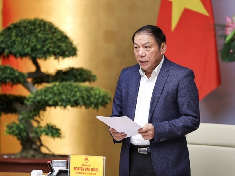 Bộ trưởng Văn h&oacute;a, Thể thao v&agrave; Du lịch Nguyễn Văn H&ugrave;ng b&aacute;o c&aacute;o thực trạng hoạt động du lịch thời gian qua. Ảnh: VGP.