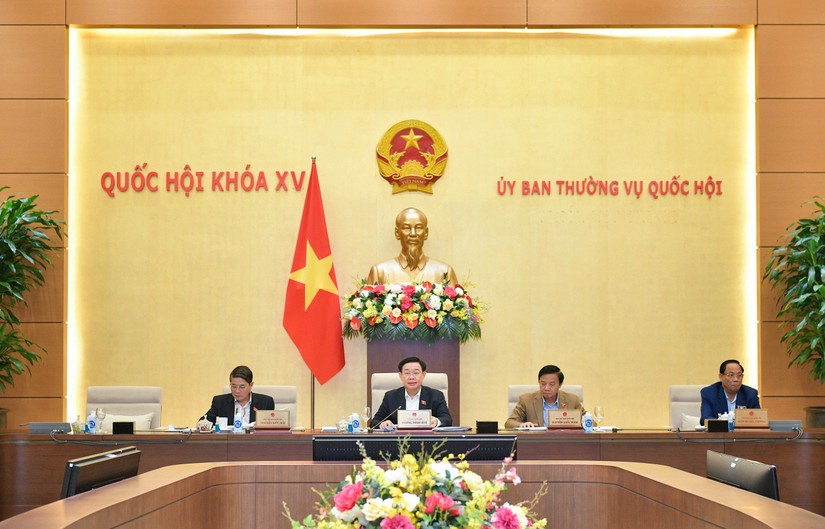 Chủ tịch 555win tải app Vương Đ&igrave;nh Huệ chủ tr&igrave; v&agrave; điều h&agrave;nh phi&ecirc;n họp.