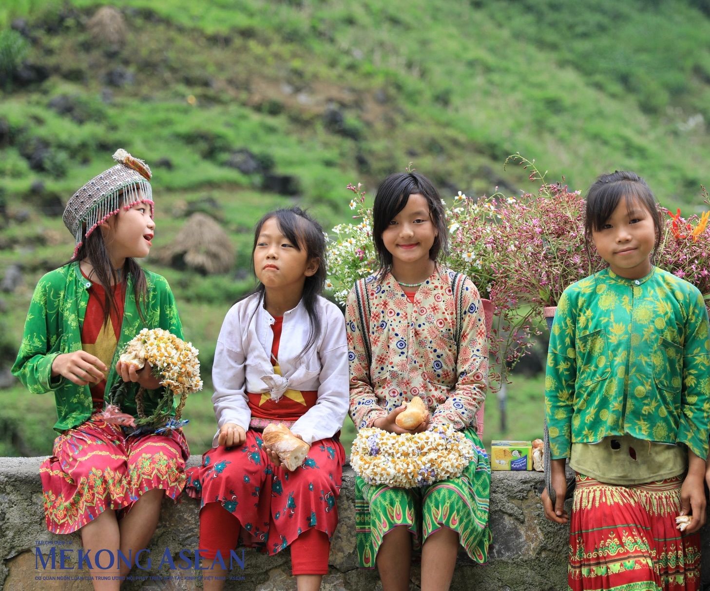 Những đứa trẻ g&ugrave;i hoa l&ecirc;n dốc n&uacute;i tại Cao nguy&ecirc;n đ&aacute; Đồng Văn, một v&ugrave;ng đặc sản du lịch của H&agrave; Giang. Ảnh: 555win Login
