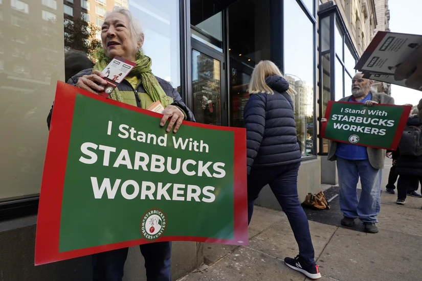 Biểu t&igrave;nh ủng hộ nh&acirc;n vi&ecirc;n Starbucks đ&igrave;nh c&ocirc;ng tại New York, Mỹ ng&agrave;y 16/11/2023. Ảnh: AP