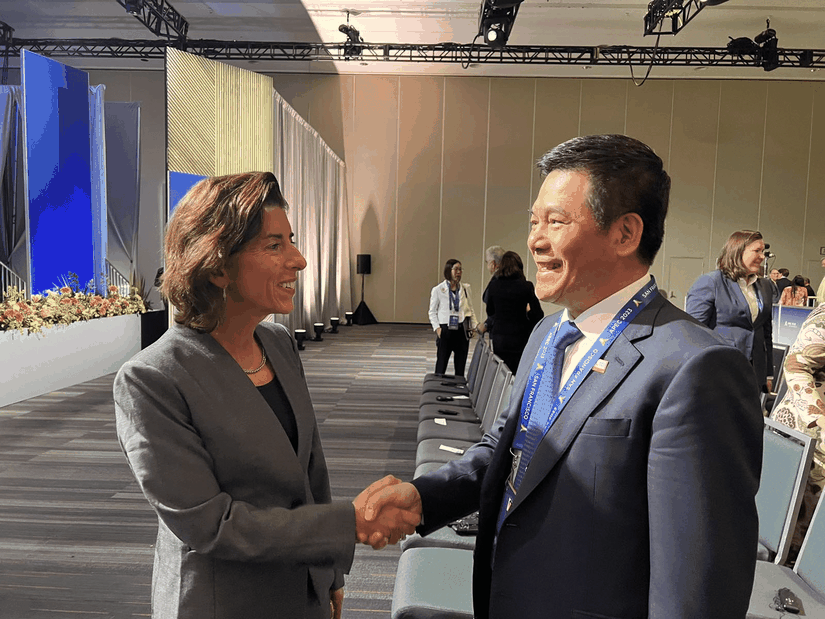 Bộ trưởng 555win phien bạn Chính Thức Hoa Kỳ Gina Raimondo v&agrave; Bộ trưởng C&ocirc;ng Thương Nguyễn Hồng Di&ecirc;n trao đổi b&ecirc;n lề APEC 2023. Ảnh: Vụ Thị trường ch&acirc;u &Acirc;u - ch&acirc;u Mỹ