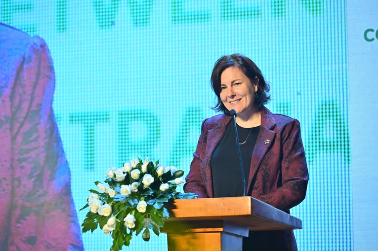 B&agrave; Cherie Anne Russell, Tham t&aacute;n ph&aacute;t triển, Đại sứ qu&aacute;n Australia tại Việt Nam ph&aacute;t biểu tại diễn đ&agrave;n.