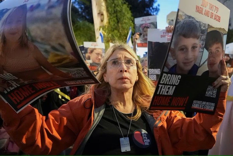 Những người biểu t&igrave;nh giơ biểu ngữ về trẻ em Israel bị Hamas bắt giữ b&ecirc;n ngo&agrave;i văn ph&ograve;ng UNICEF, ở Tel Aviv, Israel, ng&agrave;y 10/11. Ảnh: Reuters