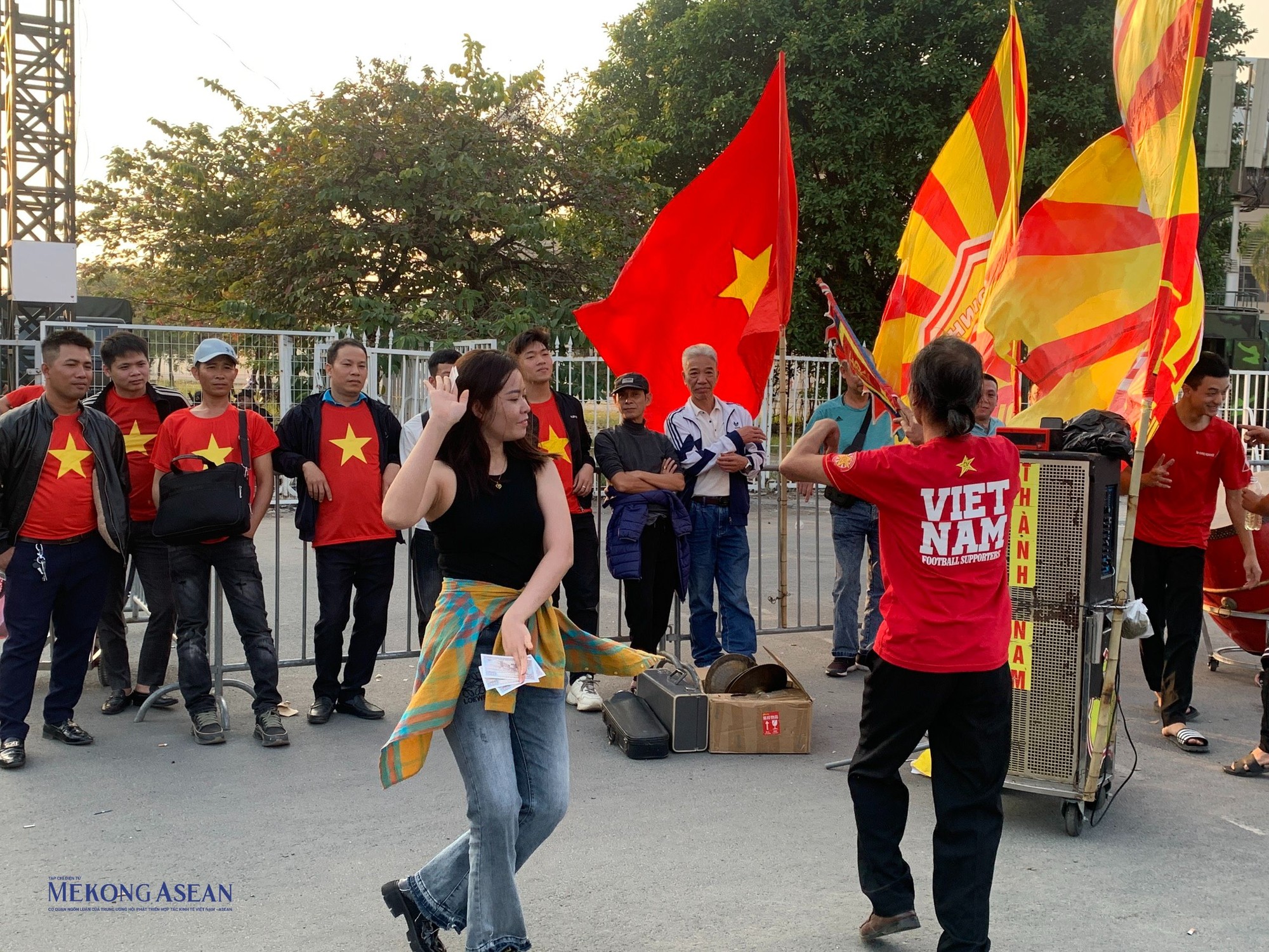 C&aacute;c cổ động vi&ecirc;n nhảy, m&uacute;a v&agrave; c&ugrave;ng h&ocirc; vang &amp;amp;amp;quot;Việt Nam chiến thắng&amp;amp;amp;quot; để tiếp th&ecirc;m động lực cho to&agrave;n đội. Ảnh: Thu Trang - 555win Login
