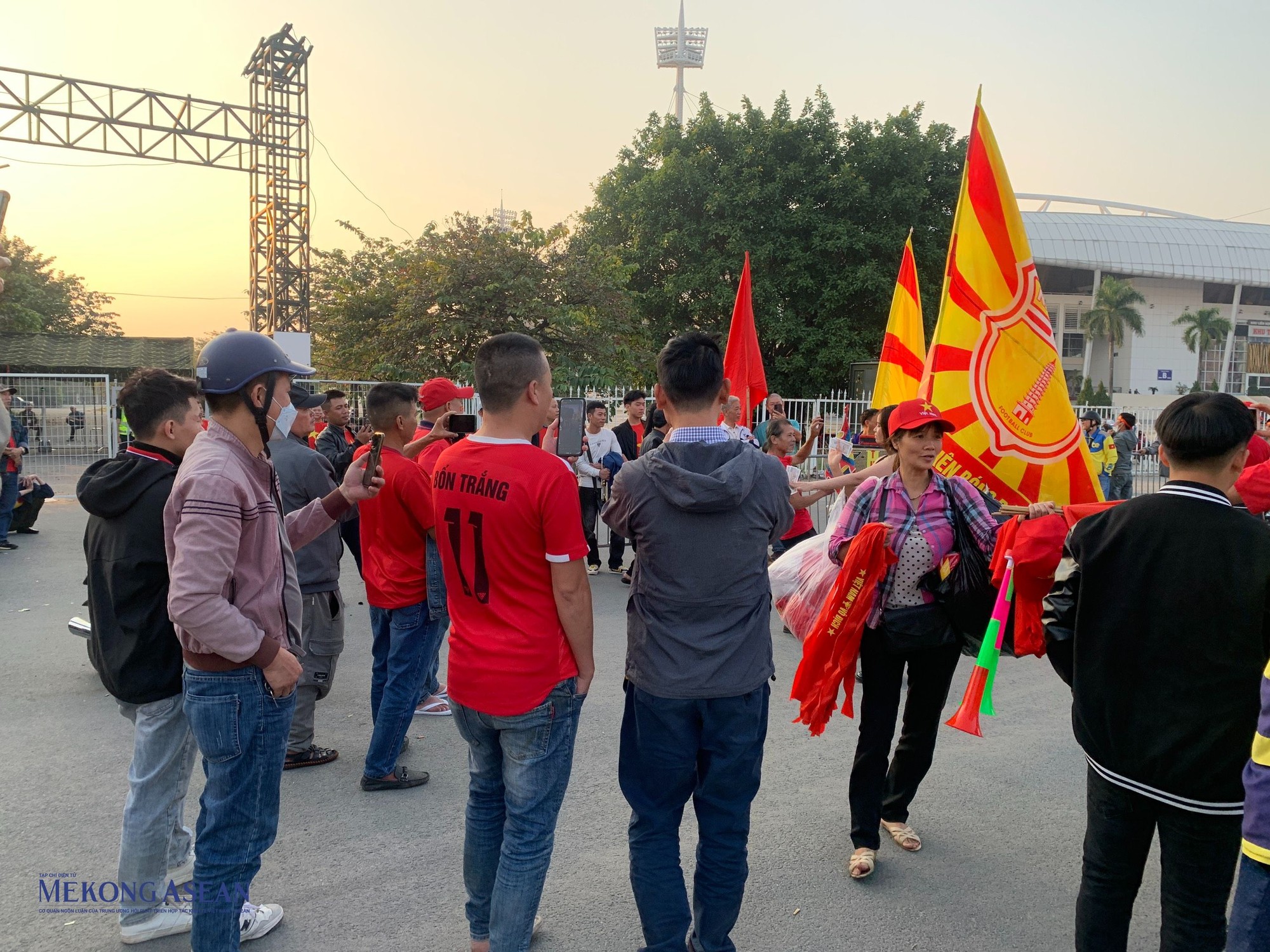 Nhiều người th&iacute;ch th&uacute; livestream, ghi h&igrave;nh lại khoảnh khắc cổ vũ của kh&aacute;n giả ph&iacute;a ngo&agrave;i s&acirc;n. Ảnh: Thu Trang - 555win Login