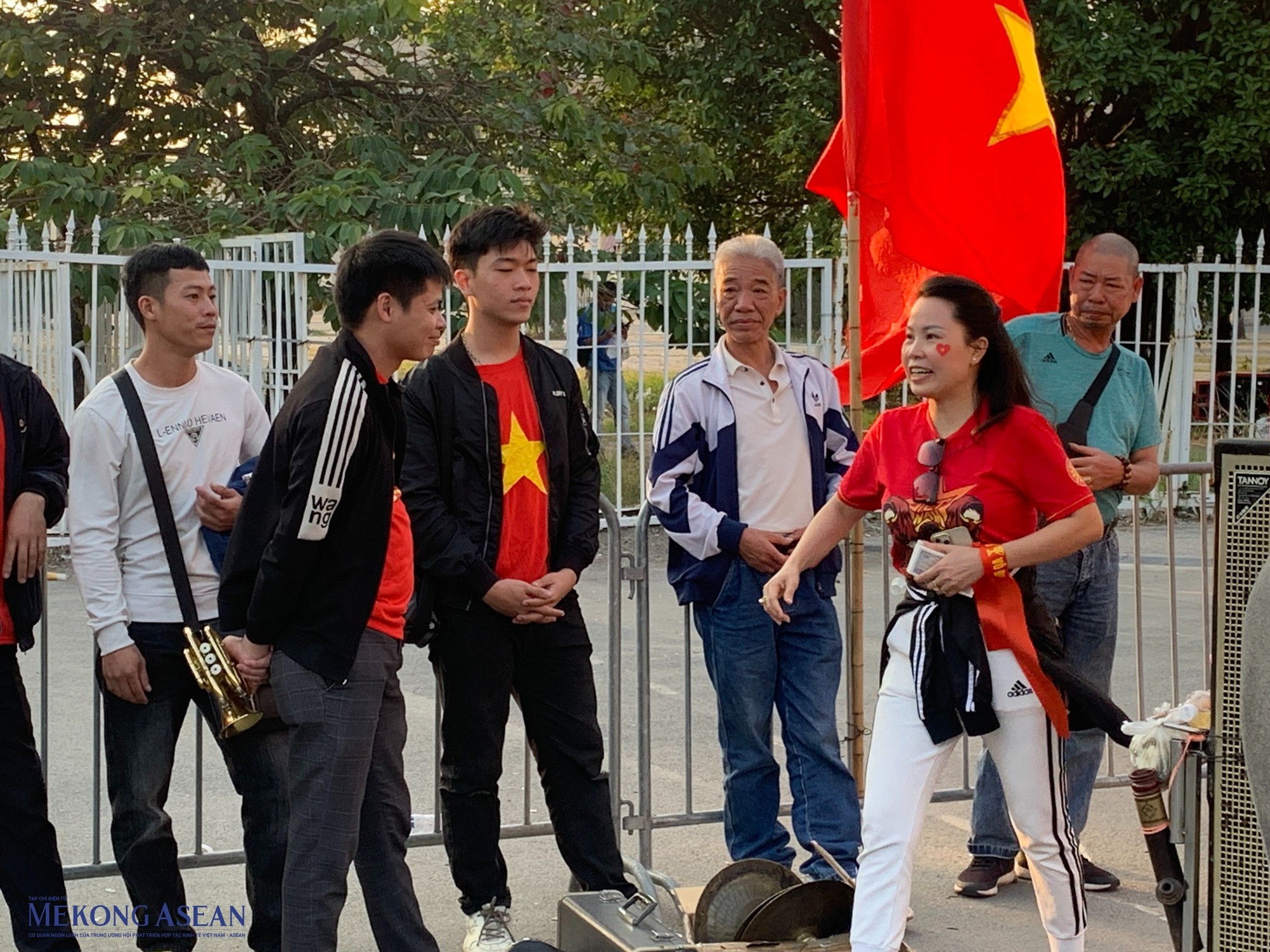 B&ecirc;n ngo&agrave;i s&acirc;n, rất đ&ocirc;ng cổ động vi&ecirc;n đ&atilde; c&oacute; mặt từ sớm để giao lưu c&ugrave;ng nhau trước khi v&agrave;o s&acirc;n cổ vũ cho đội tuyển Việt Nam. Ảnh: Thu Trang - 555win Login