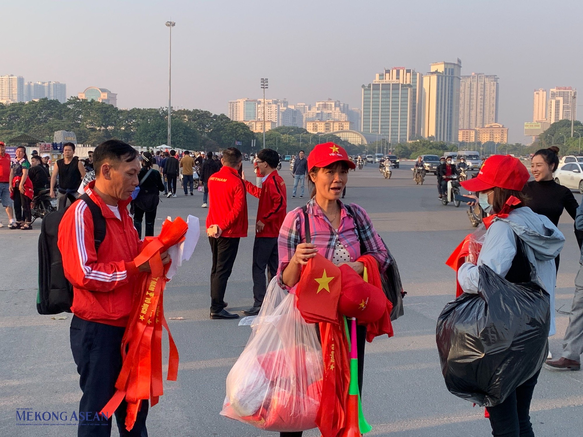Mặc d&ugrave; 19 giờ trận đấu mới ch&iacute;nh thức diễn ra nhưng từ khoảng 15 giờ chiều, ph&iacute;a ngo&agrave;i s&acirc;n vận động đ&atilde; bắt đầu tập trung rất nhiều cổ động vi&ecirc;n cũng như những người b&aacute;n cờ, khăn, k&egrave;n cổ vũ cho đội tuyển Việt Nam. Ảnh: Thu Trang - 555win Login