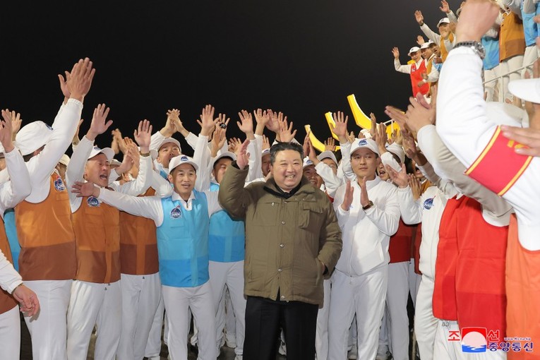 &Ocirc;ng Kim Jong Un gi&aacute;m s&aacute;t vụ ph&oacute;ng vệ tinh do th&aacute;m lần thứ ba. Ảnh: KCNA