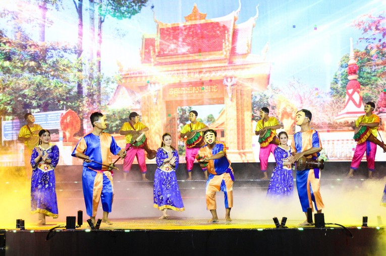 Tiết mục m&uacute;a trống Chhay-d&agrave;m (Sa-dăm). Nguồn: Cổng th&ocirc;ng tin điện tử tỉnh Tr&agrave; Vinh.