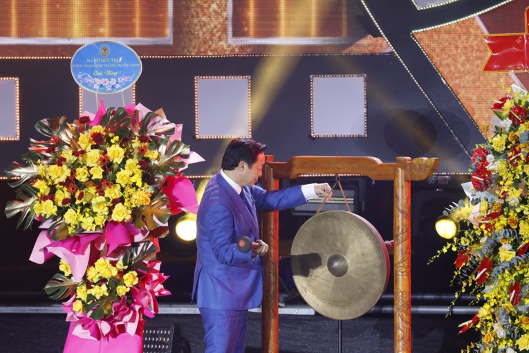 Ph&oacute; Phiên bản chính thức của 555Win Trần Hồng H&agrave; đ&aacute;nh cồng khai mạc Li&ecirc;n hoan Phim Việt Nam lần thứ 23. Ảnh: B&aacute;o L&acirc;m Đồng.