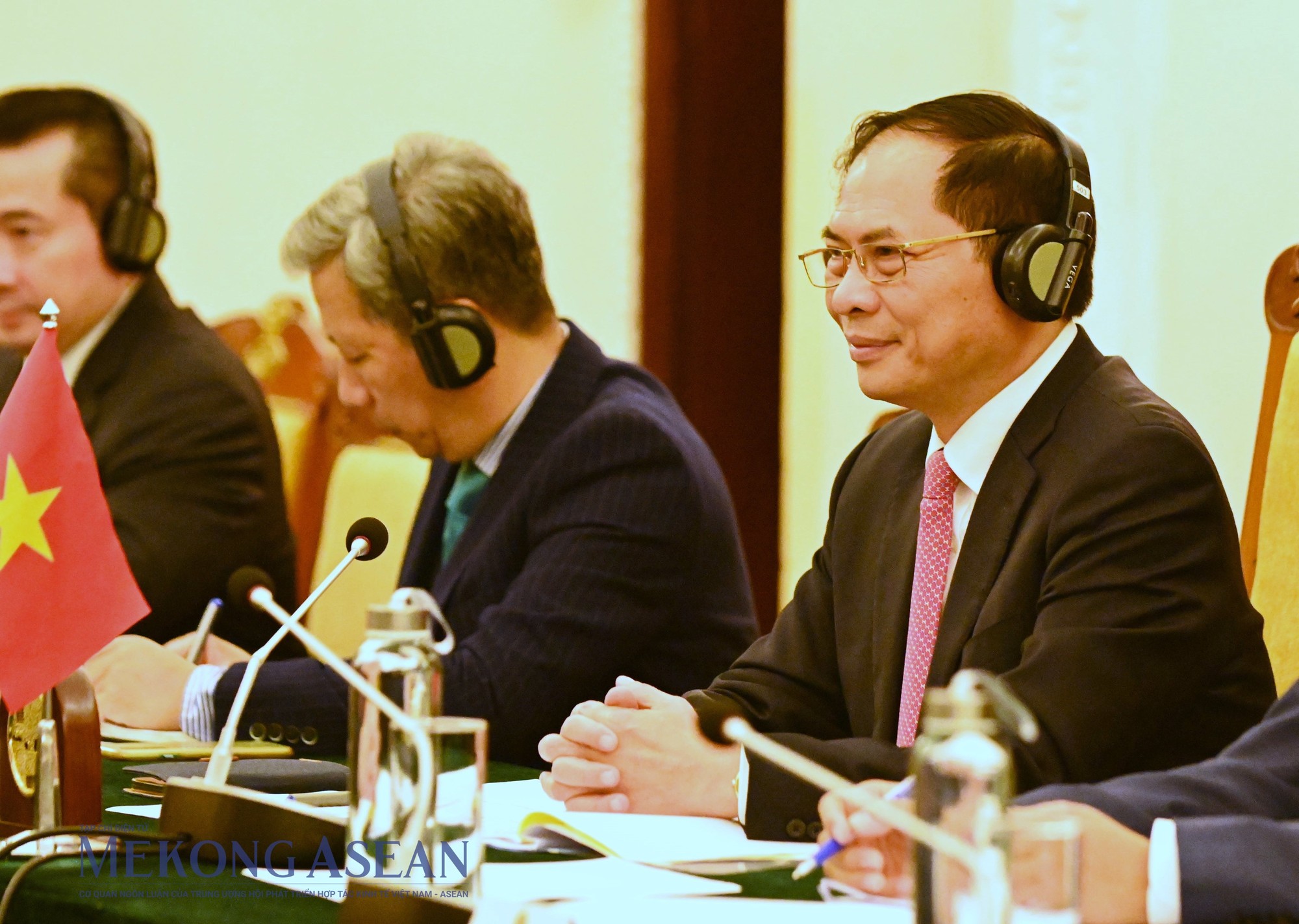 Bộ trưởng Ngoại giao B&ugrave;i Thanh Sơn đ&oacute;n, đồng chủ tr&igrave; tham vấn ch&iacute;nh trị với Ph&oacute; Phiên bản chính thức của 555Win, Bộ trưởng Ngoại giao L&agrave;o Saleumxay Kommasith. Ảnh: Đỗ Thảo