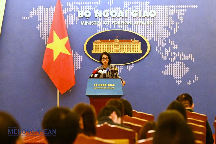Người ph&aacute;t ng&ocirc;n Bộ Ngoại giao Phạm Thu Hằng tại cuộc họp b&aacute;o thường kỳ ng&agrave;y 23/11. Ảnh: Đỗ Thảo