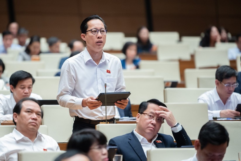 Đại biểu Trịnh Minh B&igrave;nh - Đo&agrave;n ĐBQH tỉnh Vĩnh Long - Ảnh: quochoi.vn