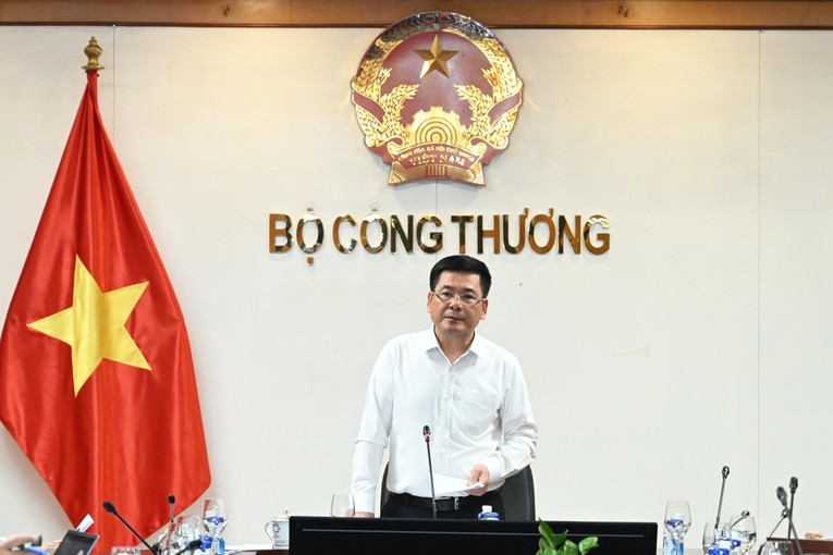 Bộ trưởng Bộ C&ocirc;ng Thương Nguyễn Hồng Di&ecirc;n ph&aacute;t biểu chỉ đạo tại buổi l&agrave;m việc. Nguồn: Bộ C&ocirc;ng Thương.