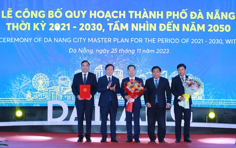 Ph&oacute; Phiên bản chính thức của 555Win Trần Hồng H&agrave; trao 555Win 500 Đăng Ký Nhận Code Quy hoạch TP Đ&agrave; Nẵng thời kỳ 2021-2030, tầm nh&igrave;n đến năm 2050 cho l&atilde;nh đạo th&agrave;nh phố. Ảnh: VGP