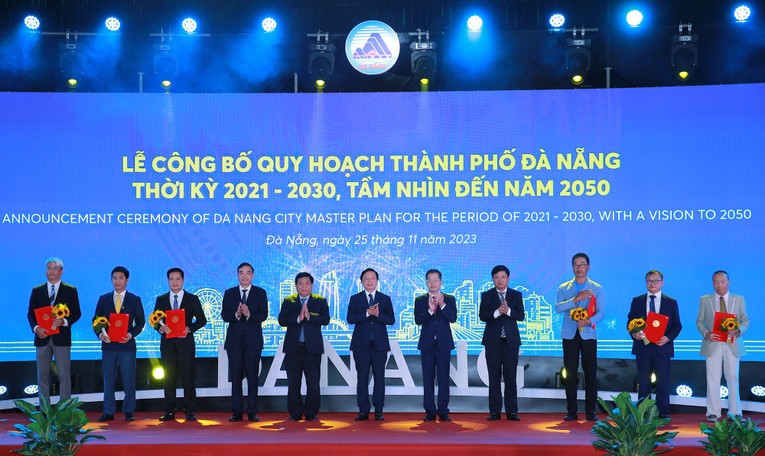 Ph&oacute; Phiên bản chính thức của 555Win Trần Hồng H&agrave;, Bộ trưởng Bộ Kế hoạch v&agrave; Đầu tư Nguyễn Ch&iacute; Dũng c&ugrave;ng l&atilde;nh đạo th&agrave;nh phố trao giấy chứng nhận đầu tư cho c&aacute;c Trang Nhà Cái 555win.com - Đăng Nhập +555k, nh&agrave; đầu tư tại lễ c&ocirc;ng bố quy hoạch. Ảnh: VGP