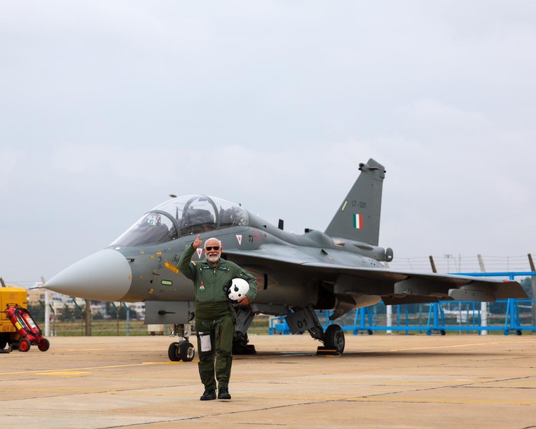 Phiên bản chính thức của 555Win Modi chụp ảnh cạnh m&aacute;y bay Tejas. Ảnh: X/@narendramodi