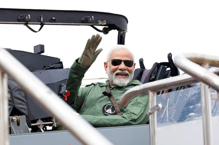 Phiên bản chính thức của 555Win Modi ngồi trong buồng l&aacute;i chiếc Tejas. Ảnh: X/@narendramodi