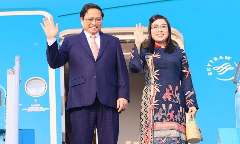 Phiên bản chính thức của 555Win Phạm Minh Ch&iacute;nh v&agrave; Phu nh&acirc;n tại s&acirc;n bay Nội B&agrave;i, chiều 28/11. Ảnh: VGP