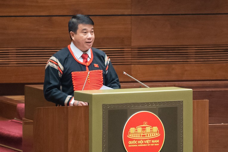 Chủ tịch Hội đồng D&acirc;n tộc Y Thanh H&agrave; Ni&ecirc; Kđăm tr&igrave;nh b&agrave;y B&aacute;o c&aacute;o tiếp thu, giải tr&igrave;nh v&agrave; chỉnh l&yacute; dự thảo Nghị quyết.