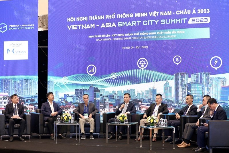 C&aacute;c đại biểu trao đổi, thảo luận về c&aacute;c giải ph&aacute;p chuyển đổi số, x&acirc;y dựng th&agrave;nh phố th&ocirc;ng minh.