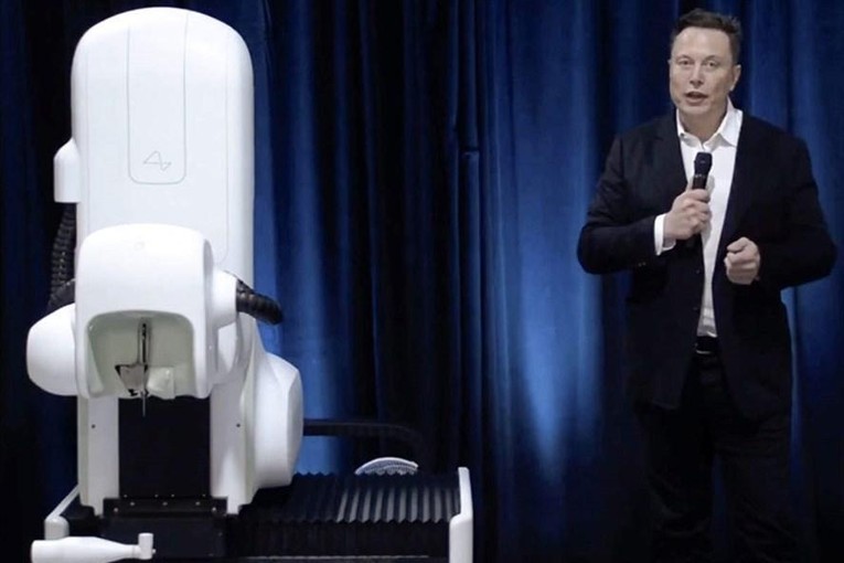 Elon Musk thuyết tr&igrave;nh về thử nghiệm Neuralink. Ảnh: AFP