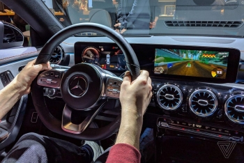 Tesla và Mercedes gây tranh cãi về tính năng chơi game khi đang lái xe