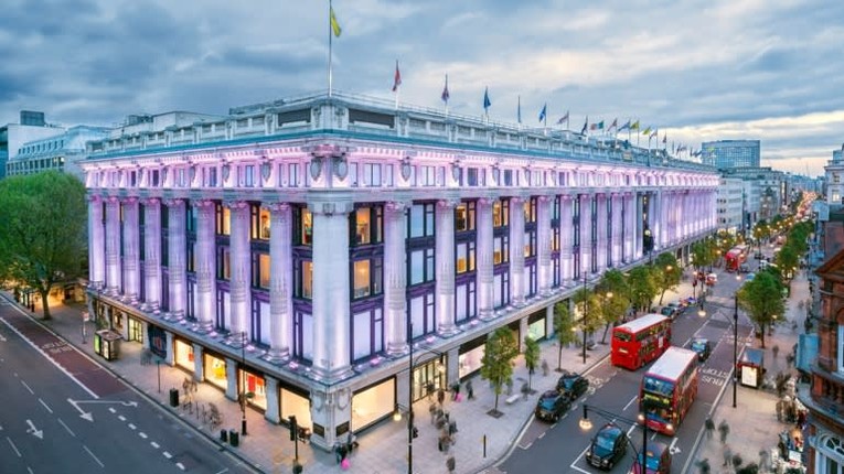 Selfridges xếp vị tr&iacute; h&agrave;ng đầu tr&ecirc;n phố Oxford của London v&agrave; l&agrave; cửa h&agrave;ng lớn thứ hai ở Anh sau Harrods. Ảnh: Central Group
