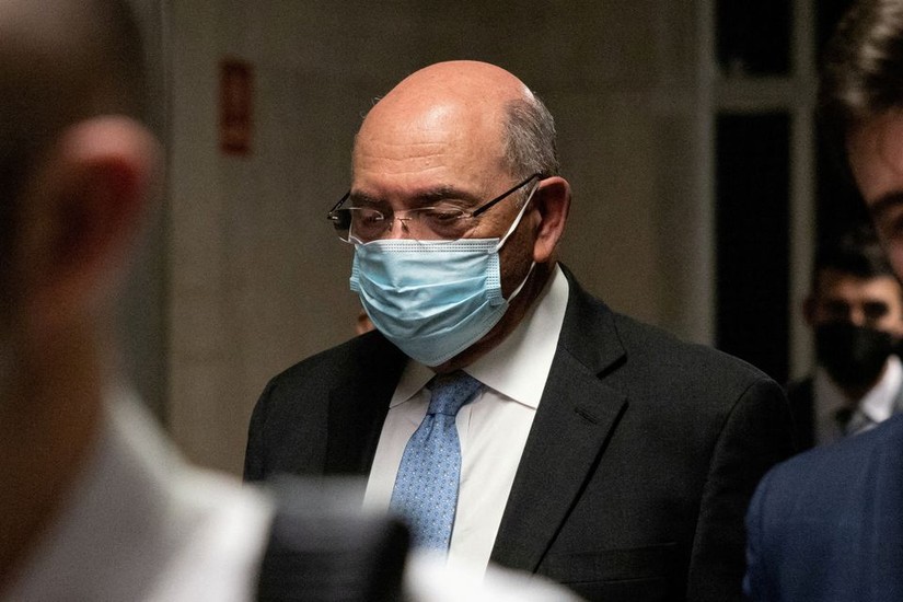 Cựu Gi&aacute;m đốc t&agrave;i ch&iacute;nh Allen Weisselberg rời ph&ograve;ng xử &aacute;n ở New York, ng&agrave;y 15/11. Ảnh: Reuters