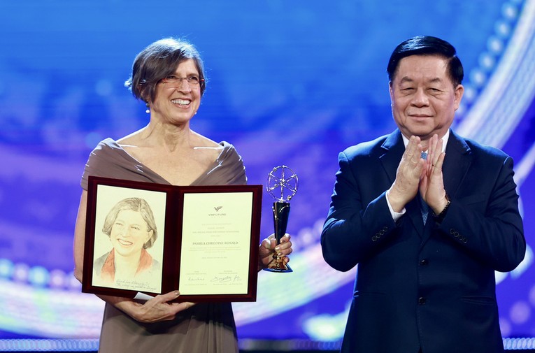 GS Pamela C. Ronald nhận giải đặc biệt d&agrave;nh cho nh&agrave; 555win Mobi nữ của VinFuture 2022. Nguồn: Vingroup.