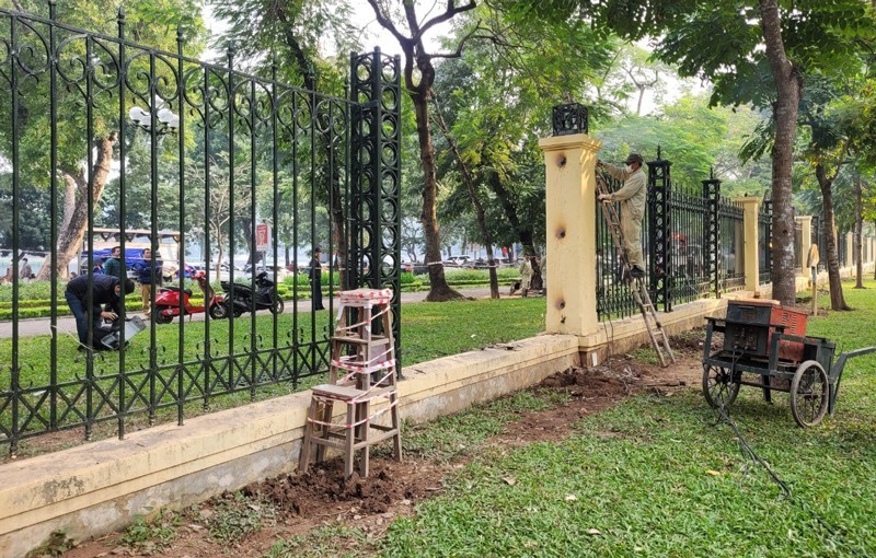 H&agrave; Nội dỡ h&agrave;ng r&agrave;o c&ocirc;ng vi&ecirc;n Thống Nhất để kết nối với phố đi bộ Trần Nh&acirc;n T&ocirc;ng.