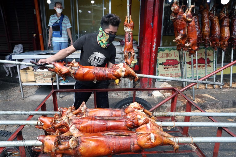 Một quầy b&aacute;n lechon tại La Loma, th&agrave;nh phố Quezon, Philippines. Ảnh: PNA