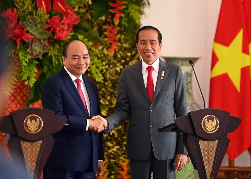Chủ tịch nước Nguyễn Xu&acirc;n Ph&uacute;c v&agrave; Tổng thống Indonesia Joko Widodo tại buổi gặp gỡ b&aacute;o ch&iacute;. Ảnh: VGP