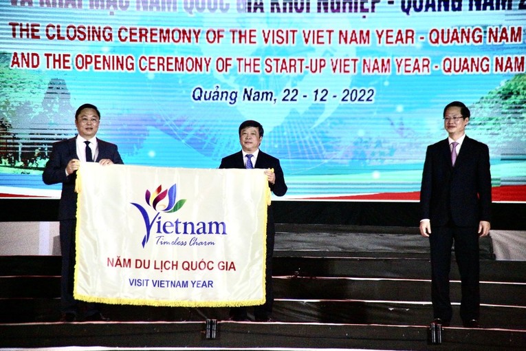 Chuyển giao cờ đăng cai tổ chức Năm Du lịch quốc gia 2023 cho tỉnh B&igrave;nh Thuận. Ảnh: quangnam.gov.