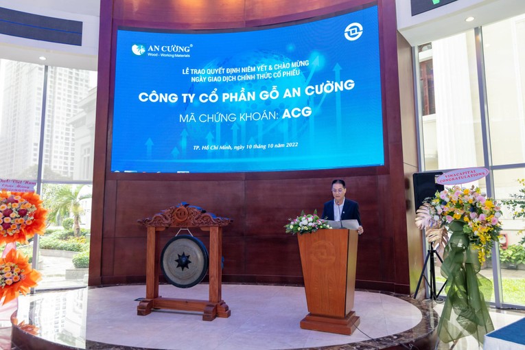 &Ocirc;ng L&ecirc; Đức Nghĩa - Chủ tịch HĐQT Gỗ An Cường ph&aacute;t biểu tại Lễ ni&ecirc;m yết cổ phiếu ACG. Ảnh: Gỗ An Cường