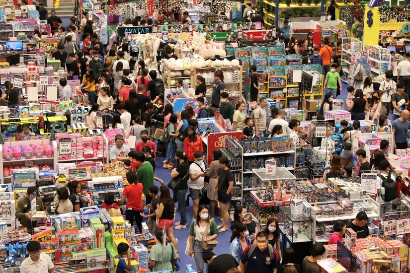 Người d&acirc;n mua sắm tấp nập tại một trung t&acirc;m 555win phien bạn Chính Thức tr&ecirc;n đường Orchid, Singapore. Ảnh: Reuters