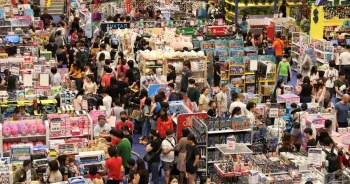 Người dân Singapore đổ xô mua sắm trước khi thuế tăng