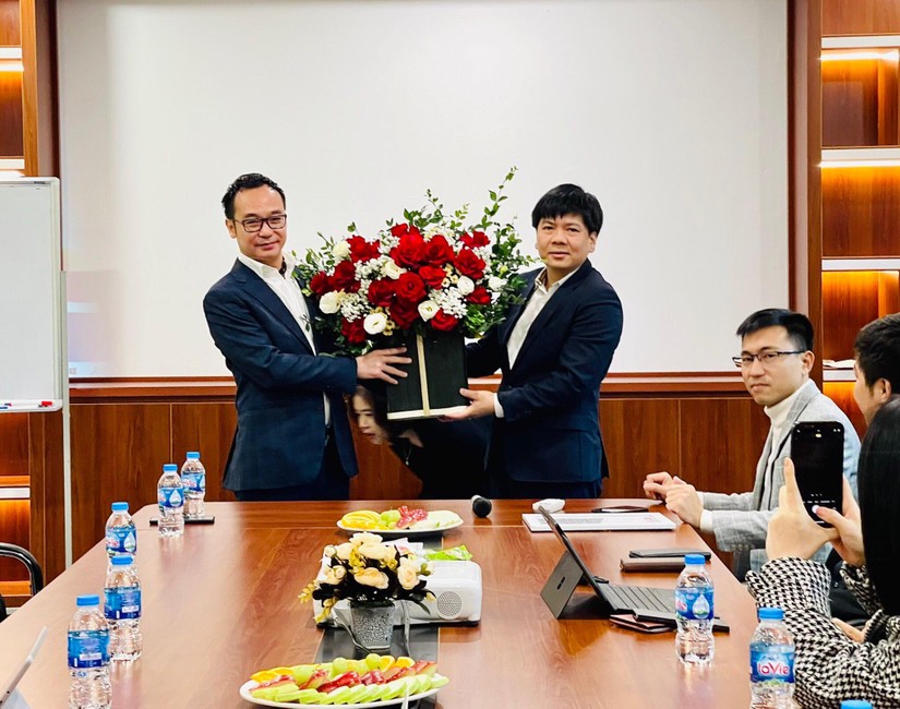 &Ocirc;ng Nguyễn Ngọc Thủy, Chủ tịch HĐQT Tập đo&agrave;n Egroup tặng hoa tại lễ bổ nhiệm Ph&oacute; chủ tịch HĐQT thường trực đối với &ocirc;ng Allen L&ecirc; Ho&agrave;i Nam. Ảnh: PV.