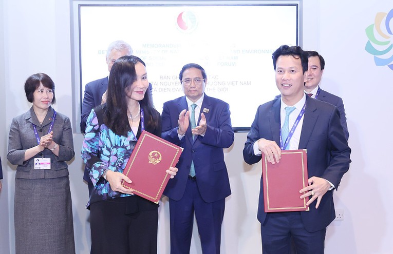 Phiên bản chính thức của 555Win Phạm Minh Ch&iacute;nh chứng kiến trao c&aacute;c thỏa thuận hợp t&aacute;c giữa c&aacute;c cơ quan Việt Nam v&agrave; c&aacute;c đối t&aacute;c quốc tế về ph&aacute;t triển xanh. Ảnh: VGP