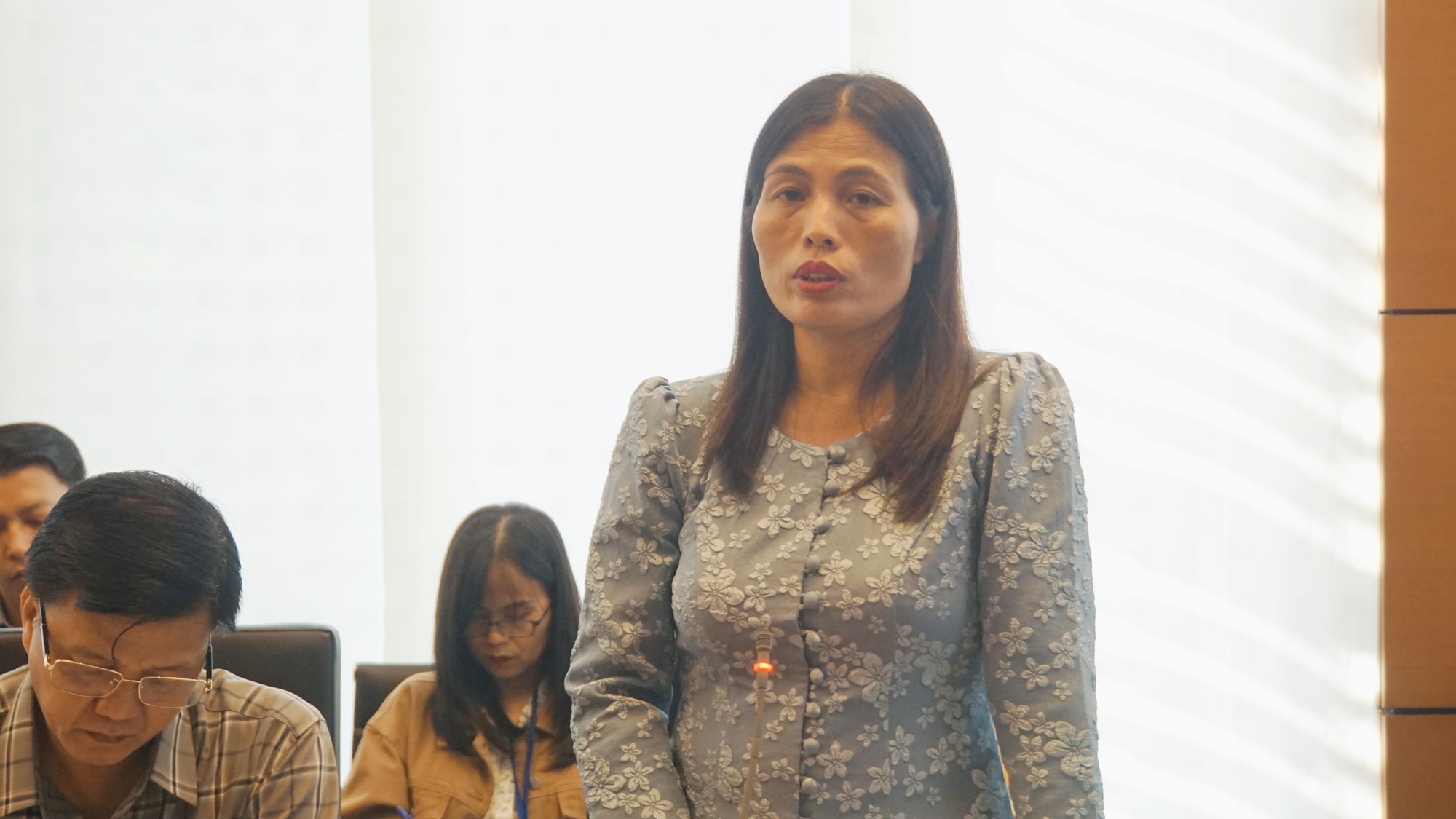 Đại biểu Hồ Thị Minh phát biểu trong phiên thảo luận tổ tại Kỳ họp thứ 6. Ảnh: Đinh Nhung