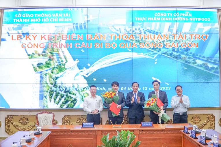 Đại diện TP HCM v&agrave; đại diện C&ocirc;ng ty Nutifood k&yacute; tiếp nhận t&agrave;i trợ. Nguồn: Phụ Nữ Online.