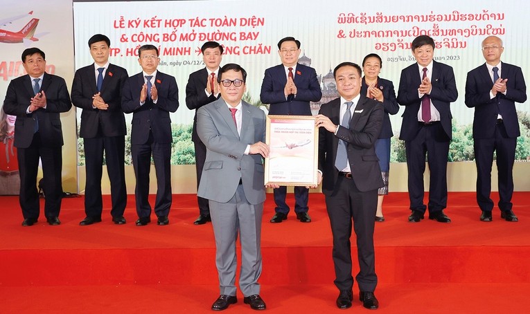 Đại diện 2 h&atilde;ng h&agrave;ng kh&ocirc;ng của Việt Nam v&agrave; L&agrave;o k&yacute; kết hợp t&aacute;c mở đường bay kết nối thủ đ&ocirc; Vientiane, L&agrave;o với TP HCM, Việt Nam.