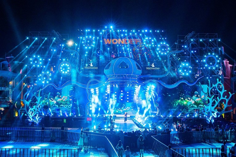 Hệ thống &acirc;m thanh &ndash; &aacute;nh s&aacute;ng của 8Wonder Winter Festival tại Ph&uacute; Quốc thậm ch&iacute; &ldquo;khủng&rdquo; hơn cả sự kiện ở Nha Trang v&agrave;o hồi th&aacute;ng 7.