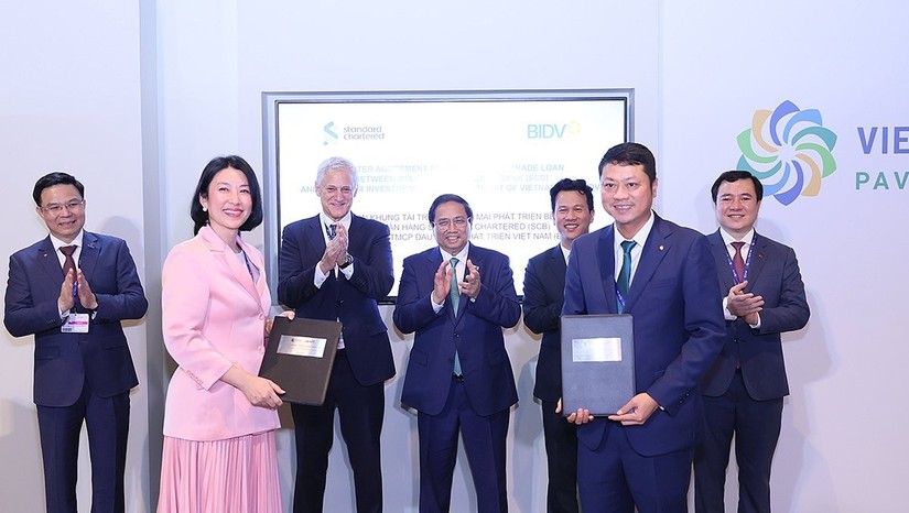 Đại diện của Standard Chartered v&agrave; BIDV k&yacute; thỏa thuận tại Dubai (Ảnh: Standard Chartered)