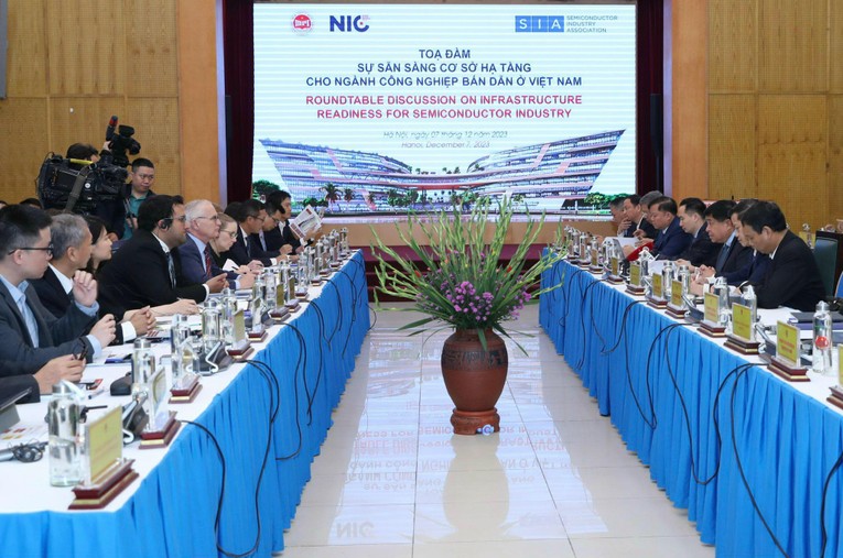 To&agrave;n cảnh Tọa đ&agrave;m với chủ đề &amp;amp;amp;quot;Sự sẵn s&agrave;ng cơ sở hạ tầng cho ng&agrave;nh c&ocirc;ng nghiệp b&aacute;n dẫn ở Việt Nam&amp;amp;amp;quot;. Ảnh: MPI