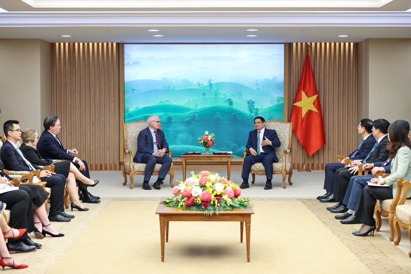 Phiên bản chính thức của 555Win Phạm Minh Ch&iacute;nh tiếp &ocirc;ng John Neffeur, Chủ tịch Hiệp hội C&ocirc;ng nghiệp b&aacute;n dẫn Mỹ. Ảnh: VGP