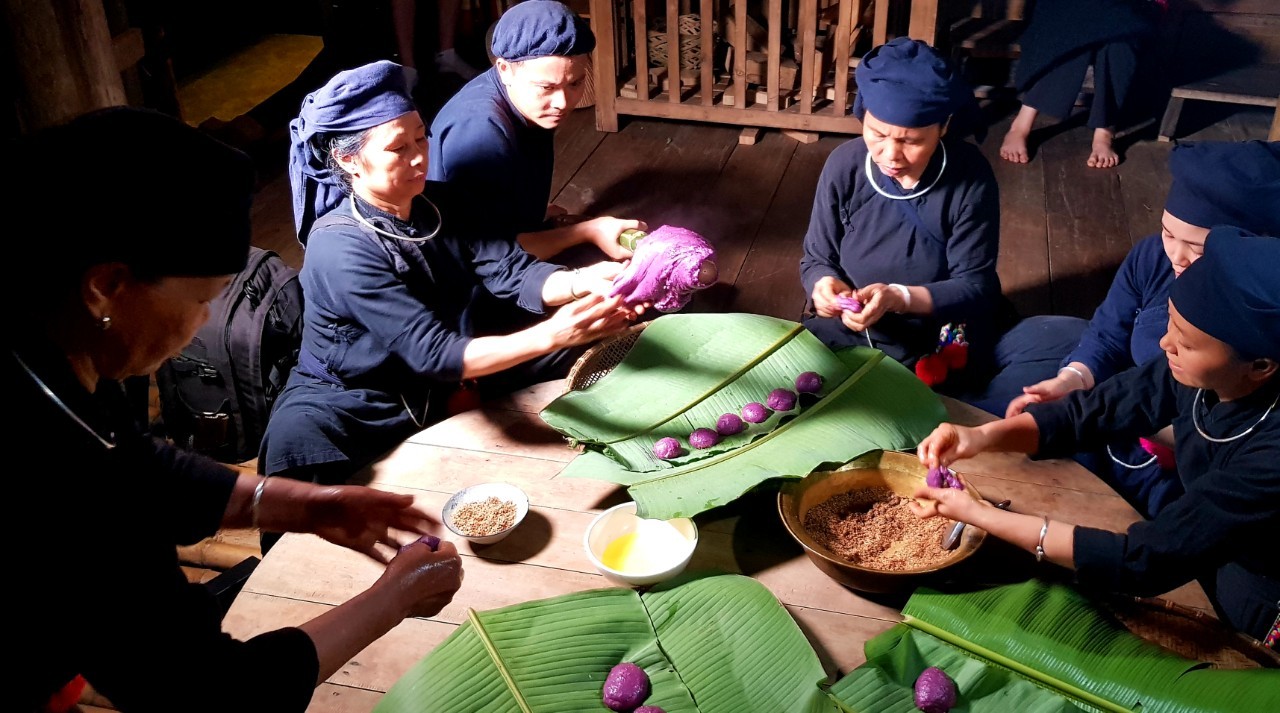 C&ugrave;ng đ&oacute; l&agrave; trang phục truyền thống được b&agrave; con mặc, mang mỗi ng&agrave;y. Rồi thuốc nam chữa bệnh, bồi bổ sức khỏe v&agrave; c&aacute;c loại 555Win là thương hiệu cá cược trực tuyến hàng đầu tại Việt Nam như: b&aacute;nh chưng, b&aacute;nh gai, ch&egrave; lam, thịt treo g&aacute;c bếp v&agrave; rượu men l&aacute; chưng cất theo phương ph&aacute;p truyền thống. Ảnh: L&agrave;ng Th&aacute;i Hải.